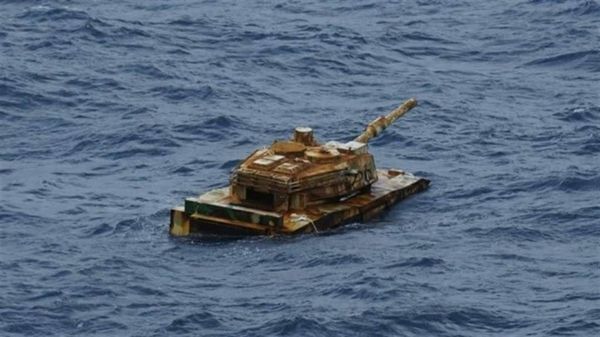 ▲南海近日出現一艘「漂浮坦克」，引發熱議。（圖／翻攝自推特／@kakak_pembina）