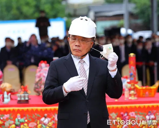 ▲▼國家住都中心成立以來首宗公辦都更案「捷運圓山站西側公辦都更案」，22日於台北市圓山區舉辦開工動土典禮。由行政院長蘇貞昌、內政部長徐國勇、政次花敬群、麗寶集團總裁吳寶田、麗豐資產董事長陳志鴻等官方民間人士共同執鏟動土。（圖／記者湯興漢攝）