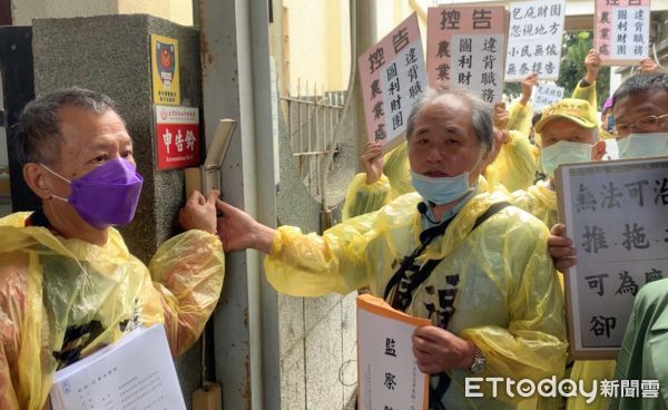 ▲雲林水林鄉山腳村社區居民約30位鄉親今日請出神明前往雲林地檢署，按鈴提造農業處長吳芳銘等人違背職務、圖利財團。（圖／記者蔡佩旻攝）