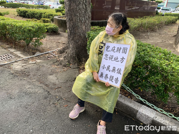 ▲雲林水林鄉山腳村社區居民約30位鄉親今日請出神明前往雲林地檢署，按鈴提造農業處長吳芳銘等人違背職務、圖利財團。（圖／記者蔡佩旻攝）