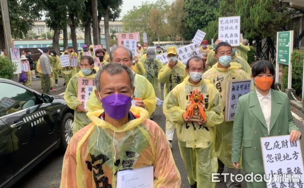 ▲雲林水林鄉山腳村社區居民約30位鄉親今日請出神明前往雲林地檢署，按鈴提造農業處長吳芳銘等人違背職務、圖利財團。（圖／記者蔡佩旻攝）