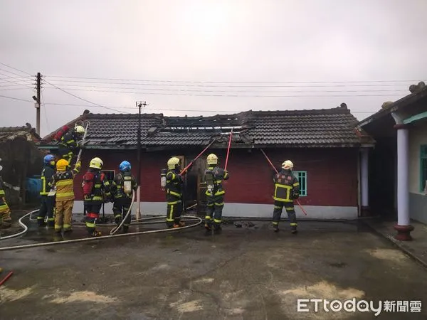 ▲平房居住一對60多歲老夫妻，男子被發現時已身亡，其妻早上及外出工作，警方已聯繫上死者妻子正趕回家中；男子疑因行動不便受困火場逃生不及不幸喪生。（圖／記者蔡佩旻翻攝）