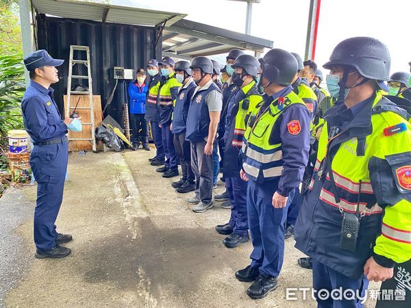 ▲戴魷魚遊戲士兵面具行搶銀行 瑞芳警「攔截圍捕演練」超逼真。（圖／記者郭世賢翻攝）