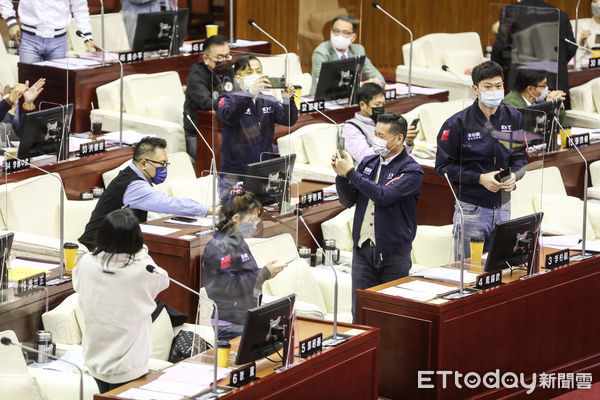 ▲國民黨民進黨甲動通過「北市重陽禮金致送自治條例」覆議案。（圖／記者林敬旻攝）