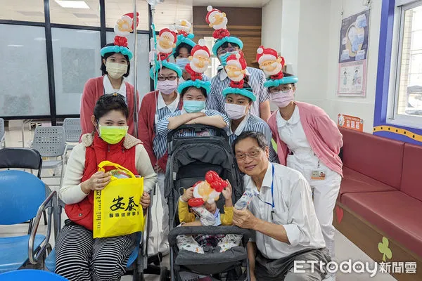 ▲東港安泰醫院兒科舉辦幼兒專責醫師育兒講座暨聖誕嘉年華會活動，熱鬧滾滾             。（圖／安泰醫院提供，下同）