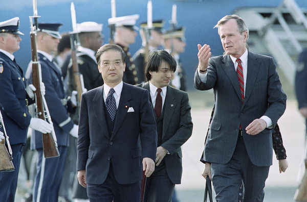 ▲▼  時任日本首相海部俊樹1990年訪美抵達加州，參加為期2天的經濟峰會，時任美國總統老布希（George H.W. Bush）親自迎接。（圖／達志影像／美聯社）