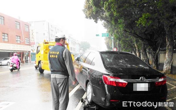 ▲法務部行政執行署桃園分署21日查獲鄭姓車主，最近3年積欠多達82筆、計4萬餘元停車費未繳，執行署發現其愛車後會同市府交通局強制拖吊。（圖／記者沈繼昌翻攝）