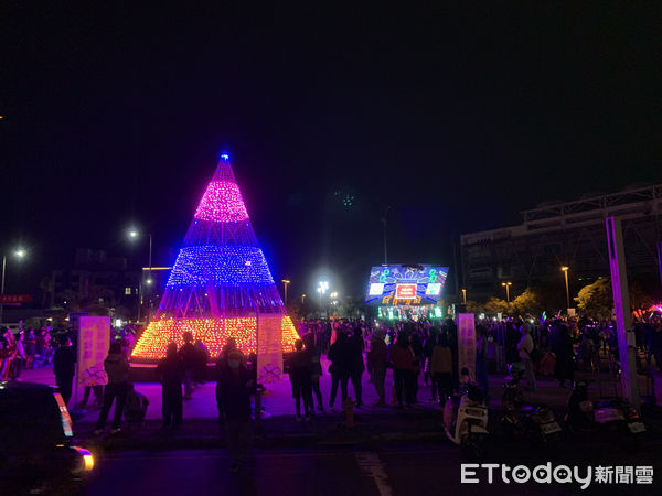 ▲斗六市公所設計8米高聖誕光樹設置於斗六棒球場前，加上燦爛燈光秀讓聖誕節更溫暖。（圖／記者蔡佩旻攝）