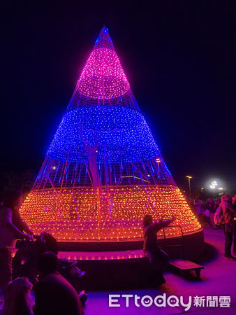 ▲斗六市公所設計8米高聖誕光樹設置於斗六棒球場前，加上燦爛燈光秀讓聖誕節更溫暖。（圖／記者蔡佩旻攝）