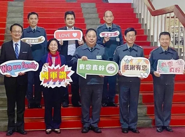 ▲立委湯蕙禎和慧誠智醫，捐贈防疫淨化門。（圖／湯蕙禎辦公室提供）