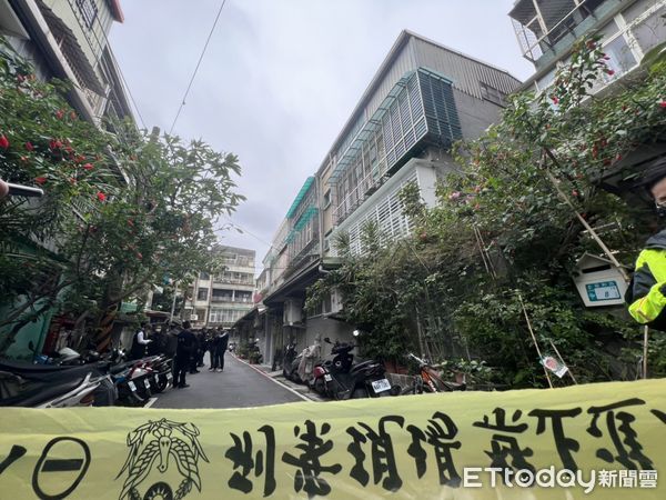 ▲▼新北永和3匪持槍與警對峙。（圖／記者陳以昇攝）