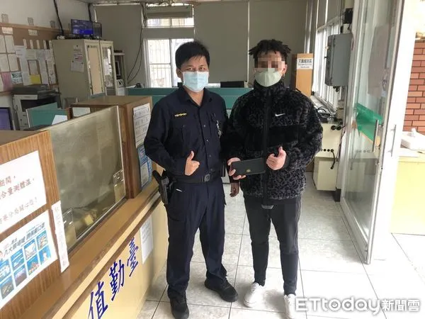 ▲枋寮警分局建興派出所警員潘建助聯絡簡姓失主領回皮包             。（圖／記者陳崑福翻攝）