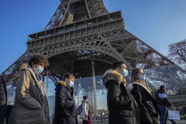 ▲▼ 法國疫情／巴黎Omicron病例增加，戴口罩的民眾走過艾菲爾鐵塔。（圖／達志影像／美聯社）