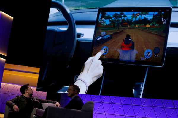 ▲▼特斯拉創辦人馬斯克（Elon Musk）在2019年6月一場博覽會上播放了一段Model 3車內遊戲的影片。（圖／路透）