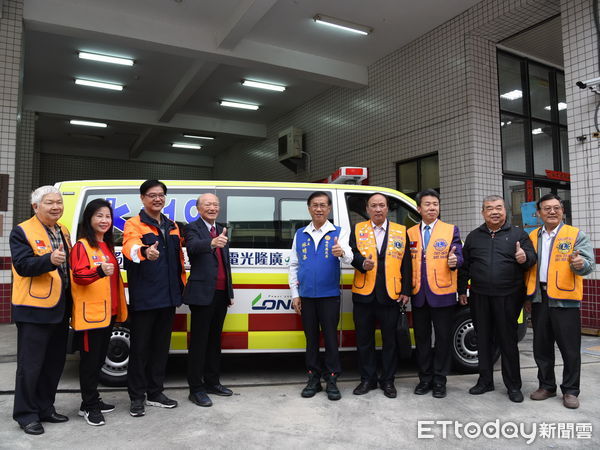 ▲南投縣政府獲贈全縣第一輛「巴騰堡格紋」救護車。（圖／南投縣政府提供）