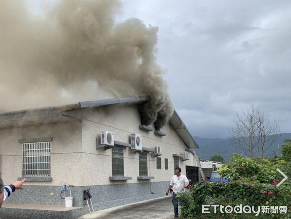 ▲▼宜蘭一民宅夾層竄出濃煙，警消忙灌救。（圖／記者游芳男翻攝，下同）