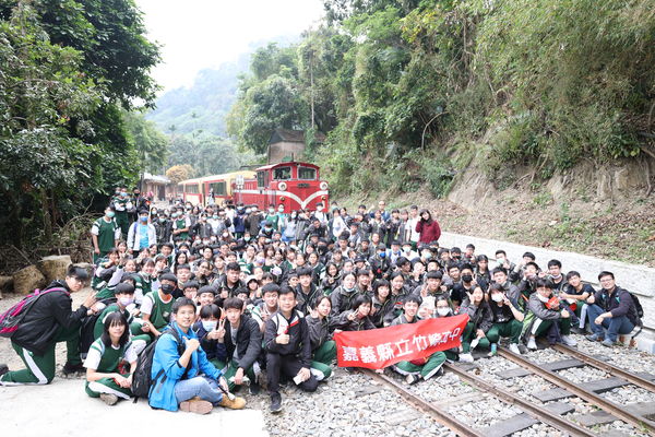 ▲▼ 竹崎高中成年禮登獨立山 。（圖／竹崎高中提供）