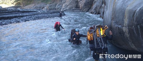 ▲南投警義消人員成功救出受困在丹大山區的4名山友。（圖／記者高堂堯翻攝）