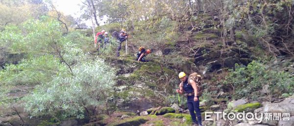 ▲南投警義消人員成功救出受困在丹大山區的4名山友。（圖／記者高堂堯翻攝）