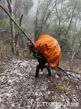 ▲南投警義消人員成功救出受困在丹大山區的4名山友。（圖／記者高堂堯翻攝）