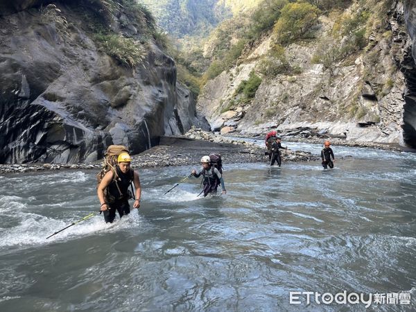 ▲南投警義消人員冒著低溫溯溪挺進，成功救出受困在丹大山區的4名山友。（圖／記者高堂堯翻攝）