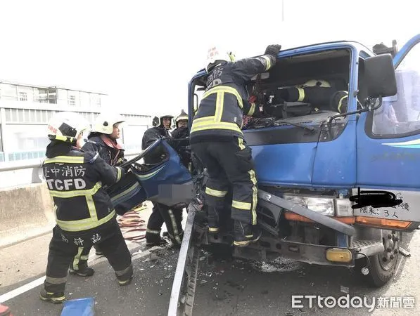 ▲西濱2貨車追撞。（圖／記者鄧木卿翻攝）