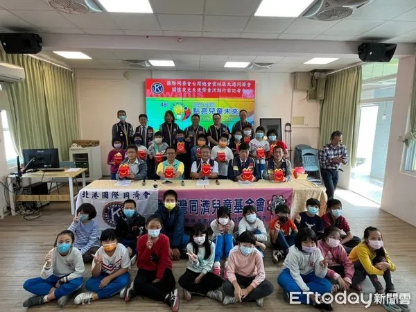 ▲由雲林縣蔡岳儒議員發起的「愛的關東煮-夜光天使關懷行動」，今年已經邁入第十年，不同以往的是送上麥當勞，為雲林縣夜光天使班愛心巡迴寒冬送暖。（圖／記者蔡佩旻翻攝）