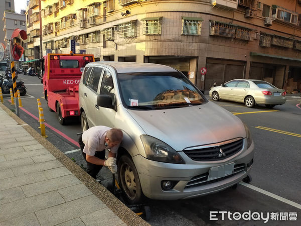 ▲▼新北市1名林姓婦人欠44筆超速罰單，被稱為「超速女王」並扣車，全額繳清才保住愛車。（圖／行政執行署新北分署提供）