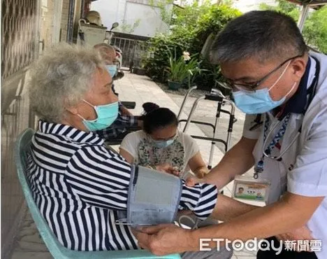 ▲▼自2019年7月推動至今，花蓮縣衛生局成功媒合55家診所、75位醫師、155位護理師，走入個案家庭。（圖／花蓮縣衛生局提供，下同）