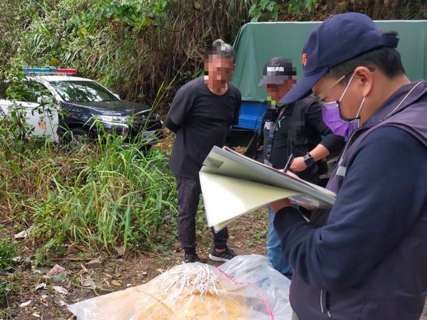 ▲▼霧峰警方在山區查獲2名男子偷倒廢棄物。（圖／民眾提供）