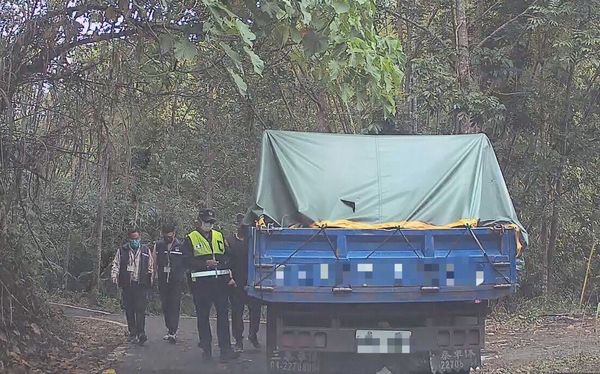 ▲▼霧峰警方在山區查獲2名男子偷倒廢棄物。（圖／民眾提供）