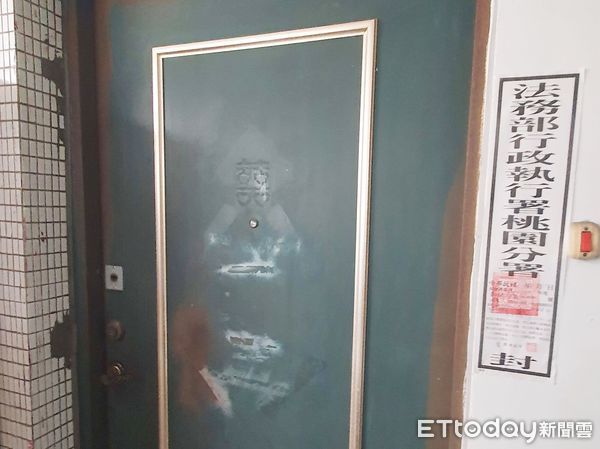 ▲新北市1名55歲林姓婦人在桃園幫包租婆，卻拒繳高速公路通行費，積欠430次約1萬3千餘元，執行署桃園分署查扣其位於桃園出租套房。（圖／記者沈繼昌翻攝）