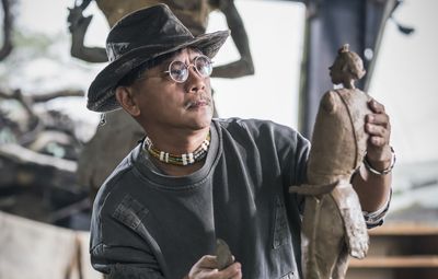 躺溪床找靈感！國家文藝獎得主性侵女學生　與友聊天暫停後再硬上