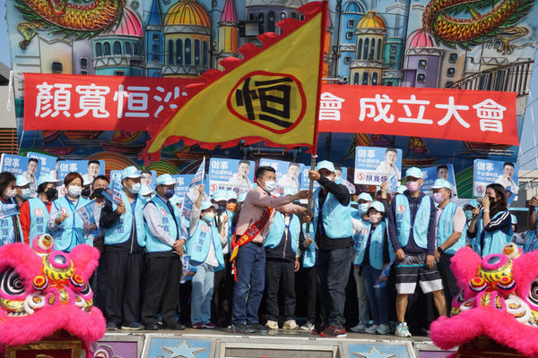 面對民進黨傾全黨之力攻擊，國民黨中二選區立委補選候選人顏寬恒仍按照既定選戰節奏，爭取選民支持。（圖／報系資料照）