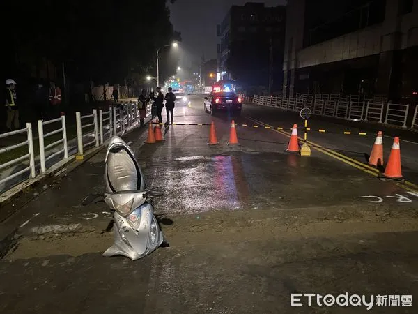 ▲▼板橋騎士闖施工路段，機車墜卡管溝，當場摔傷。（圖／記者陳以昇翻攝）