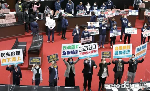 ▲在野黨24日在立法院會上反對民進黨團 民眾黨 時代力量 舉牌抗議地制法逕付二讀。（圖／記者屠惠剛攝）