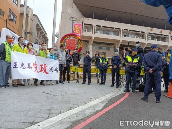 ▲▼彰化縣長王惠美辦執政3周年記者會拚連任，民團外頭抗議，主張王執政3年來，縣政福利與建設嚴重倒退。（圖／記者唐詠絮攝）