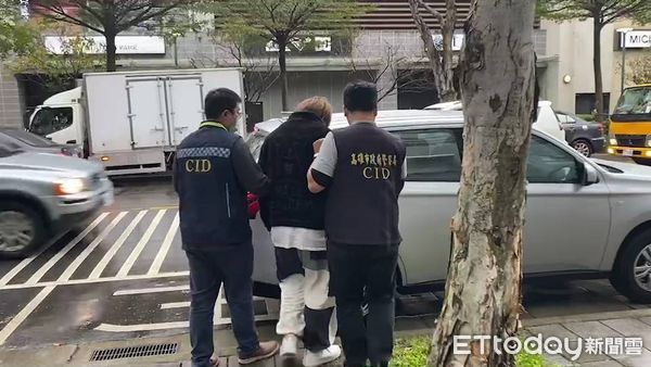 ▲高雄市小港分局警方跨轄到新北抓人，19歲男子佯稱自己能買到紀念商品，結果匯完不理             。（圖／記者吳奕靖翻攝）