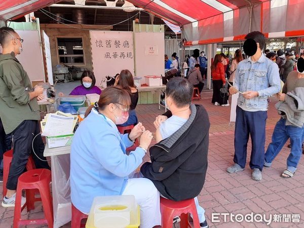 ▲移民署南區事務大隊台南市第一、二服務站及台南市專勤隊，結合台南市衛生局，在台南火車站前站設立「國際友善疫苗接種站」，提供100元寶雅禮券鼓勵民眾及外來人口施打疫苗。（圖／記者林悅翻攝，下同）