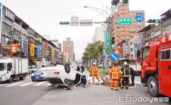 ▲桃園市陳姓男子23日下午開車搭載乘客行經龜山區萬壽路一段時，疑似恍神自撞中央分隔島後翻覆，車輛起火燃燒，警方與消防人員到場救援。（圖／記者沈繼昌翻攝）