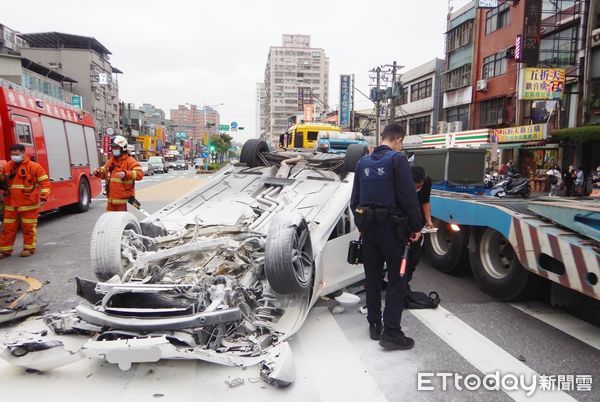 ▲桃園市陳姓男子23日下午開車行經龜山區萬壽路一段，失控自撞中央分隔島後翻覆，警方與消防人員到場處理。（圖／記者沈繼昌翻攝）