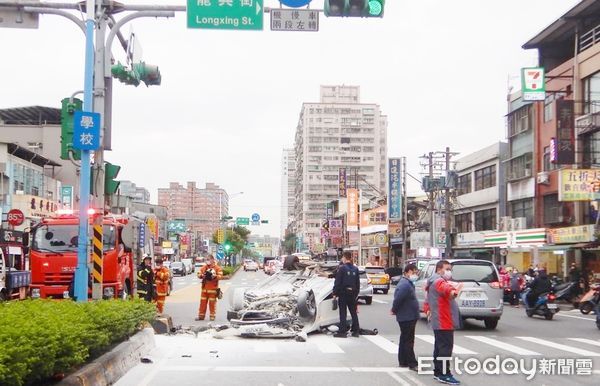 ▲桃園市陳姓男子23日下午開車行經龜山區萬壽路一段，疑似恍神撞上中央分隔島翻覆，警方與消防人員在現場處理。（圖／記者沈繼昌翻攝）