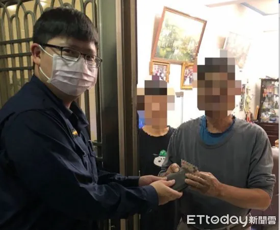 ▲屏東警分局萬丹分駐所警員黃兆毅將錢包交還失主             。（圖／記者陳崑福翻攝）