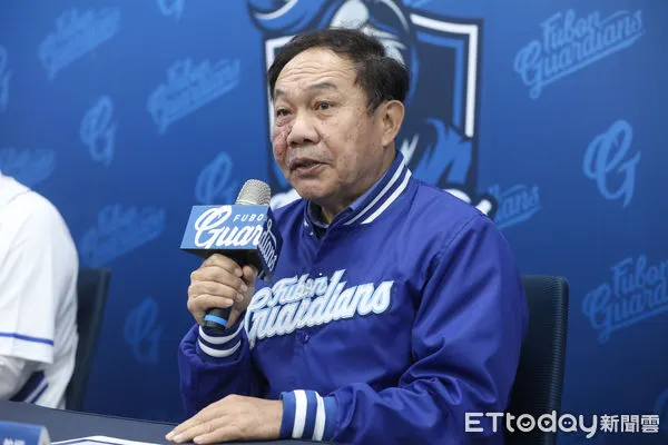 ▲富邦悍將2022教練團公布記者會，林華韋領隊受訪。（圖／記者林敬旻攝）