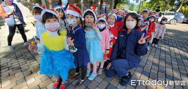 ▲幼兒園的孩童們到警局報佳音。（圖／記者楊漢聲翻攝）