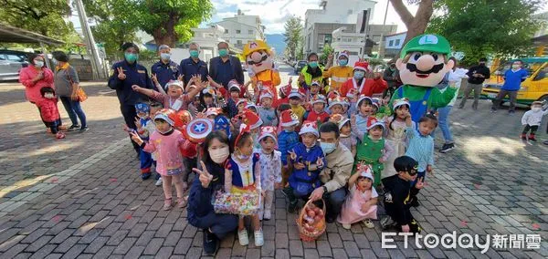 ▲幼兒園的孩童們到警局報佳音。（圖／記者楊漢聲翻攝）