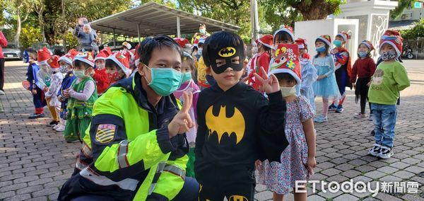 ▲幼兒園的孩童們到警局報佳音。（圖／記者楊漢聲翻攝）