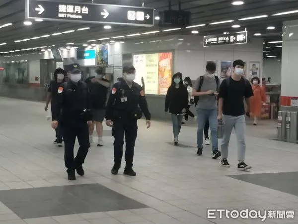 ▲高雄捷運警察隊加強巡邏勤務，就怕恐嚇信成真             。（圖／記者吳奕靖翻攝）