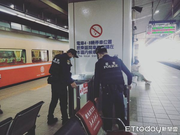 ▲鐵路警察徹底搜查台鐵新左營站，就怕有「炸彈」             。（圖／記者吳奕靖翻攝）