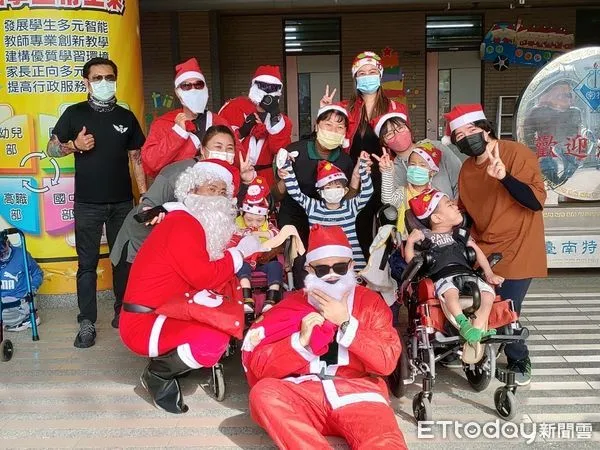 ▲「男人幫」重機團隊進入台南特教學校校園，與師生們共度聖誕佳節，帶給學生特有美好的回憶。（圖／記者林悅翻攝，下同）